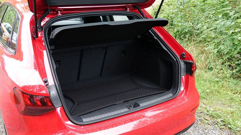 Der Kofferraum fasst mit 380 Litern ähnlich viel wie der Golf. Sind die Rücksitze umgeklappt passen 1.200 Liter rein. (Bild: Schreiner/»kfz-betrieb«)