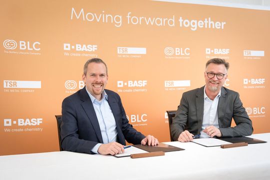 Daniel Schönfelder (links), Leiter des Unternehmensbereichs Battery Materials bei BASF, und Marc Affüpper (rechts), Geschäftsführer der TSR Group, unterzeichnen eine Vereinbarung zur Zusammenarbeit beim Recycling von Elektroautobatterien in Europa.(Bild:   BASF)