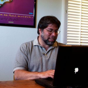 Steve Wozniak im Jahr 2005 mit einem Powerbook.(Bild:   / CC0)