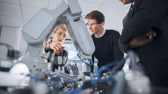 Deutschland ist aus Sicht von Unternehmen aus dem Maschinen- und Anlagenbau nach wie vor mit Abstand der wichtigste Standort für Forschung und Entwicklung (FuE): Im Durchschnitt tätigen die Unternehmen 84 Prozent ihrer FuE-Aktivitäten im Inland.(Bild: ©  Shutterstock)