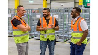 Das sind drei Amazon-Mitarbeiter. Offensichtlich haben sie Grund zur Freude. Der Hintergrund ist, dass Amazon für seine Beschäftigten viele attraktive Möglichkeiten und Vergünstigungen bietet. Damit wurde das Unternehmen zum zweiten Mal in Folge zum Top Employer gekürt. (Bild: www.wj-schneider.de)