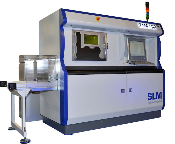 In der Laserschmelzanlage SLM 500 HL belichten vier Faserlaser zwei mal (400W+1000W) über eine optische 3D-Scaneinheit das Pulverbett jeweils in zwei Einheiten.  (SLM Solutions)