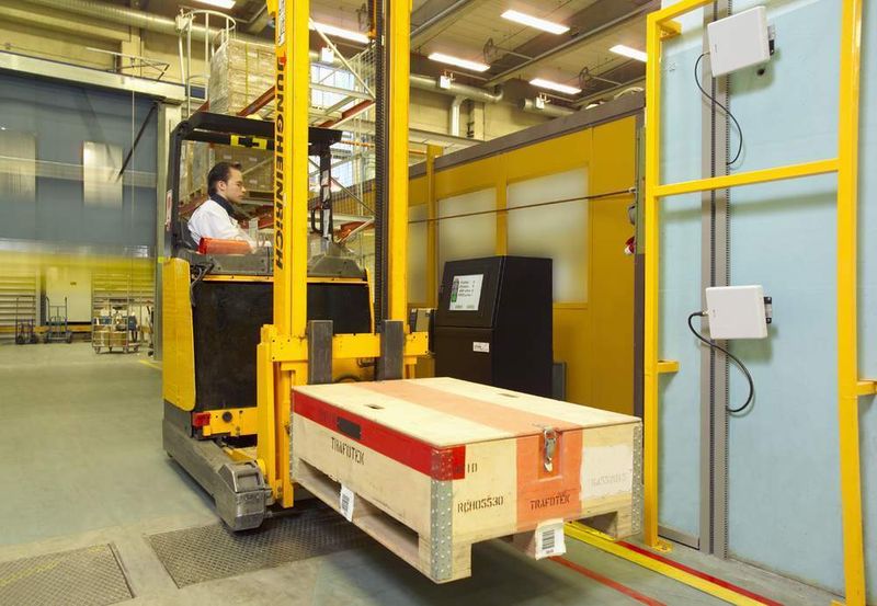 ABB benutzt als erster Hersteller in Europa die RFID (Radio Frequency Identification) von Komponenten im Rahmen des Supply Chain Managements. (Archiv: Vogel Business Media)