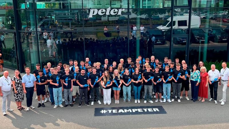 Die Autohaus-Peter-Gruppe begrüßte an ihrer Firmenzentrale in Nordhausen 55 neue Auszubildende. Peter zählt mit 33 Standorten in vier Bundesländern und mehr als 1.000 Mitarbeitenden zu den größten automobilen Handels- und Serviceunternehmen Mitteldeutschlands. 12 junge Menschen starten ihre Ausbildung im kaufmännischen und 43 im technischen Bereich. Sie werden künftig an den verschiedenen Standorten eingesetzt und lernen die gesamte Markenvielfalt der Unternehmensgruppe kennen – von Mercedes-Benz über die Stellantis-Marken bis hin zu weiteren Marken wie Škoda, Suzuki, Mitsubishi, Subaru und Isuzu. (Bild: Autohaus Peter)