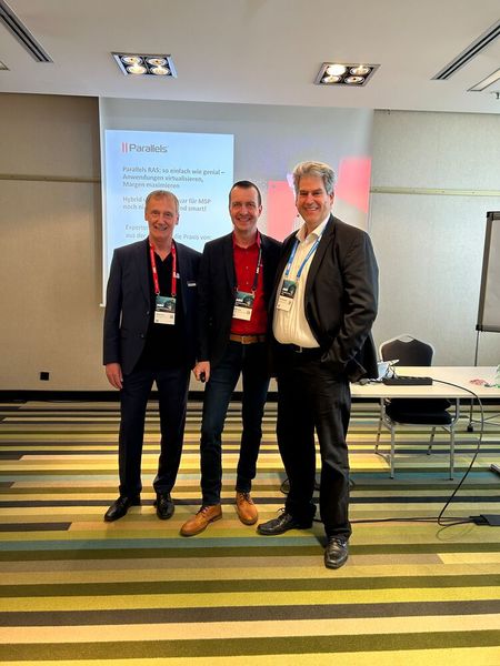 Marc Schumacher (r. C&P Capeletti & Perl) präsentierte gemeinsam mit Markus Lang (Parallels), wie der Einsatz der Parallels-Lösung erfolgreich ablaufen kann. Mit dabei war auch Michael Broos von ADN (l.).  (Bild: Vogel IT-Medien)