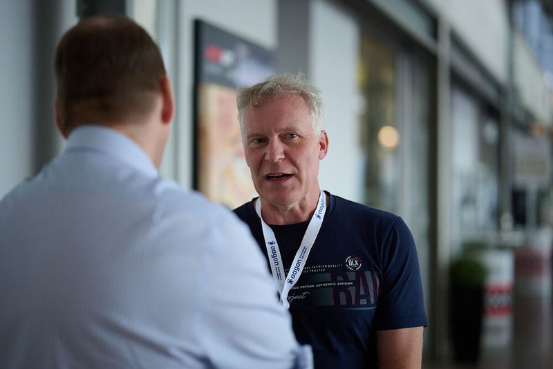 Sven Kaiser (Kaisys) im Austausch mit Jürgen Vogler (Aagon) (Bild: Aagon)