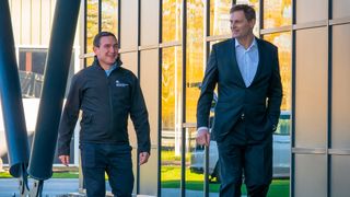 Der neue Lotus-Chef Matt Windle (li.) und sein Vorgänger Phil Popham. (Bild: Lotus)