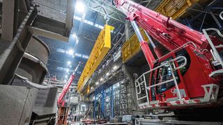 Tandemhub eines neuen Kranbahnträgers mit zwei Mobilkranen. (Bild: Thyssenkrupp Steel)