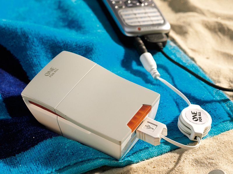 Wenn es wieder mal etwas länger dauert – der Universal Travel Power Pack von One For All versorgt mobile Endgerät mit zusätzlicher Energie. (Archiv: Vogel Business Media)