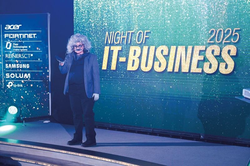 Moderatorin Besa Agaj (IT-BUSINESS) eröffnete das Event mit Hilfe der KI. (Bild: Hannes Magerstädt)