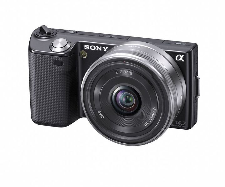 Die NEX-5 von Sony hat ein Drei-Zoll-Display, wiegt nur 229 Gramm und wird mit einem Blitz ausgeliefert. (Archiv: Vogel Business Media)