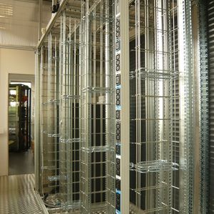 Beim Aufbau: Racks mit ihrem Kabelführungssystem. Oben werden drei Top-Cooler montiert.(Foto:  Conect)