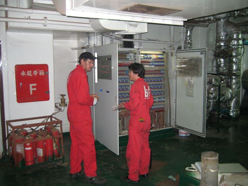 Thomas Selzer mit einem chinesischen Kollegen bei der Inbetriebnahme einer Anlage auf einem Schiff.  (Bild: Finder)