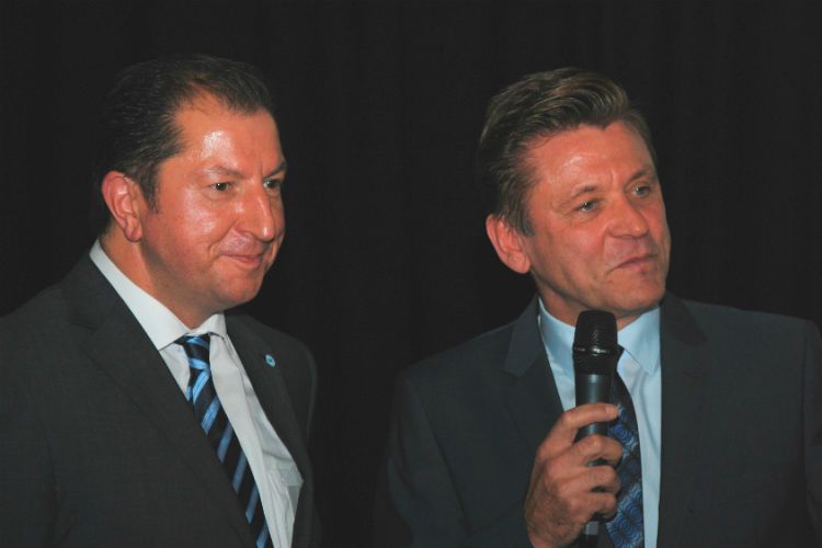 Charmante Art: Bundesinnungsmeister Wilhelm Hülsdonk (re.) und Marcus Büttner (Hauptgeschäftsführer Kfz-Gewerbe NRW) lobten Pausts Fähigkeit, Menschen für das Ehrenamt zu begeistern.  (Foto: Baeuchle)