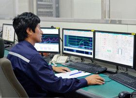 An employee supervises the production processes in the control room of Ulsan’s VAE plant. Wacker already produces VAE dispersions of the Vinnapas brand in South Korea for the adhesives industry. (Picture: Wacker Chemie AG)