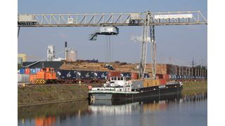 KV-Terminal mit Schiff und Containerzug im Bayernhafen Aschaffenburg.  (Bild: TCA)