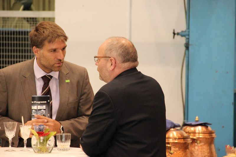 Mikromat-Chef-Thomas Warnatsch (rechts) im Gespräch mit einem Besucher des Kompetenztages. (Bild: Kuttkat)