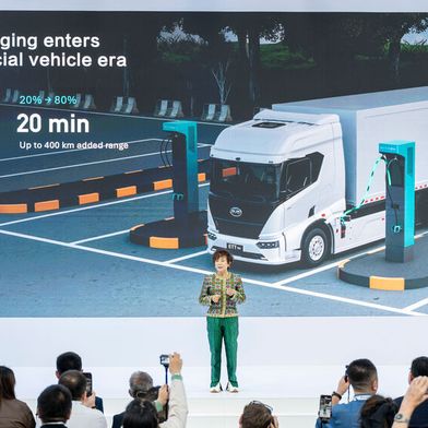 BYD-Topmanagerin Stella Li will das Megawatt-Flashcharging auch bei Nutzfahrzeugen anbieten. (Bild: VDA/IAA Transportation 2026)