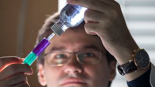 Hydrolytische Enzyme spalten Cellulose besser auf und ebnen damit ein Stück den Weg zu konkurrenzfähigen Biokraftstoffen. Im Bild: Manuel Eibinger, Erstautor der Studie und PostDoc am Institut für Biotechnologie und Bioprozesstechnik der TU Graz.  (Lunghammer - TU Graz)