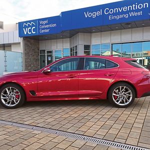 Die Variante Shooting Brake hat eine verlängerte Dachlinie...(Bild:  Sven Prawitz)