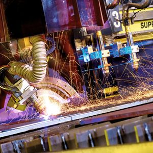 Ob schneiden, lochstechen oder Schweißnähte vorbereiten: Mit der Portalschneidmaschine sind die unterschiedlichsten Anwendungen möglich.