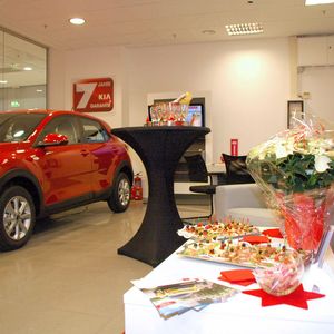 Mit Sekt und Häppchen wurde gefeiert.(Bild:  Autohaus Bekirovski)