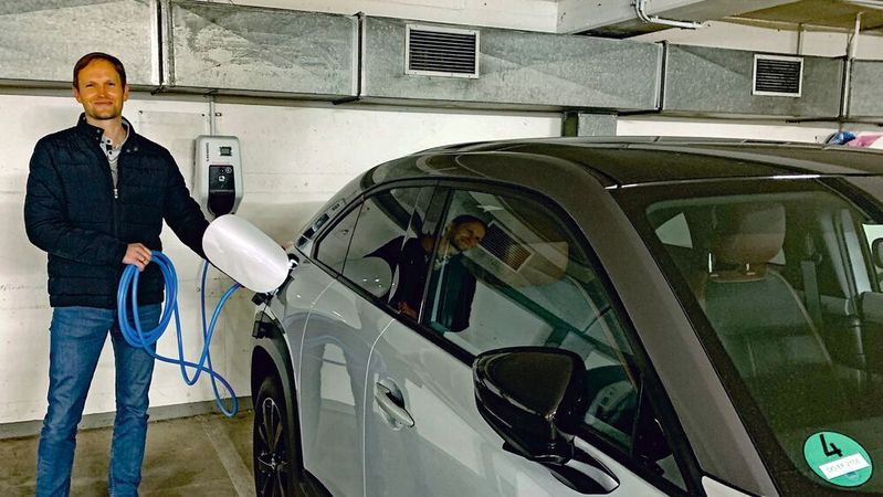 Der ZDK-E-Mobilitätsexperte Marcus Weller fährt selbst fast nur noch elektrisch. Beim „Tag der E-Mobilität“ zeigt er die Möglichkeiten, die diese Technologie für Betriebe bietet. (Bild:  Pfaff/»kfz-betrieb«)