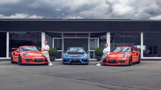 Luca (li.) und Niclas Röhrle haben sich auf den Vertrieb von Sport- und Luxusfahrzeugen spezialisiert. (Bild: Tom Klocker)