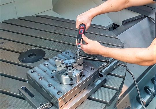 Damit beim Vertikaldrehen Werkstückfreisetzungen aufgrund menschlicher Fehler vermieden werden können, weil das Spannfutter versagt, haben Forschende an der TU Chemnitz die Ursache-Wirkungs-Beziehung dieser Versagensart näher untersucht. Hier erste Ergebnisse.(Bild:  TU Chemnitz)