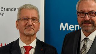 Die Gastgeber der Fachtagung Arbeitswelten 4.0: Olivier Höbel, Bezirksleiter der IG Metall Berlin-Brandenburg-Sachsen (li.), und Reinhard Pätz, Geschäftsführer des VDMA Ost (Bild: Wolfgang Zeyen)