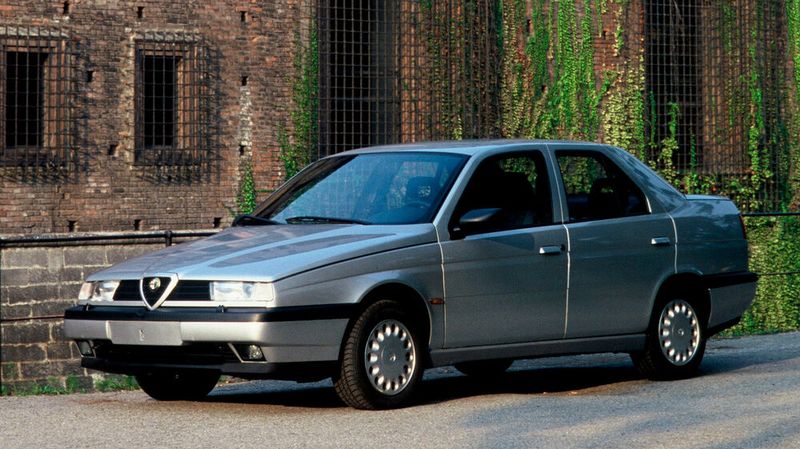 Der Alfa Romeo 155 wurde Anfang 1992 als Nachfolger des Alfa Romeo 75 eingeführt und blieb bis 1998 im Programm. Im Gegensatz zum hinterradangetriebenen Vorgängerhat der 155 Frontantrieb mit quer eingebautem Motor, da er der Plattform des Fiat Tipo basiert. Abgesehen von zwei Vierzylindermotoren (1,8 l mit 95 kW (129 PS) und 2,0 l mit 106 kW (144 PS) gab es auch einen 2,5-Liter-Sechszylinder mit 121 kW (165 PS). Nach einer erfolgreichen ersten Saison im Jahr 1992, in der die Rennfahrer Alessandro Nannini und Nicola Larini auf einem mit 2-Liter-Turbo-Vierzylinder ausgestatteten 155 die Italienische Tourenwagen-Meisterschaft souverän gewannen, wurden die ersten 155, jetzt mit V6-Motor, ab 1993 in der deutschen Tourenwagen-Meisterschaft DTM eingesetzt. Larini holte sich hier auf Anhieb die Meisterschaft und legte den Grundstein für eine lang anhaltende, überaus erfolgreiche Karriere des 155 im Motorsport. (Bild: Alfa Romeo)