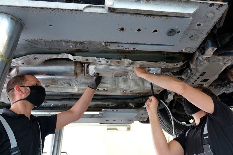 Mit Bnox lassen sich Fahrzeuge nachrüsten, die noch kein SCR-System haben. Einbauzeit: mit etwas Übung vier Stunden. (Bild: Rosenow/»kfz-betrieb«)