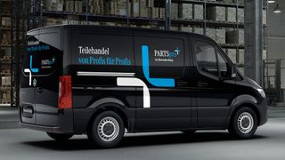 PARTSpro+ Händler liefern mindestens 2x täglich. 
Und noch dazu schöner, denn sie zeigen, was sie tun: »Teilehandel von Profis. Für Profis.«  (Bild: Mercedes-Benz AG)