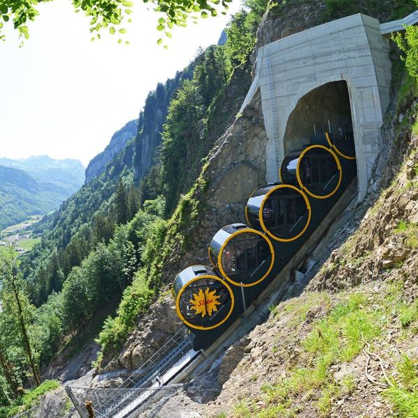 Die steilste Standseilbahn der Welt auf der Bahnstrecke, fährt in das unterste Tunnel.  (Bild: Roger Erkens)