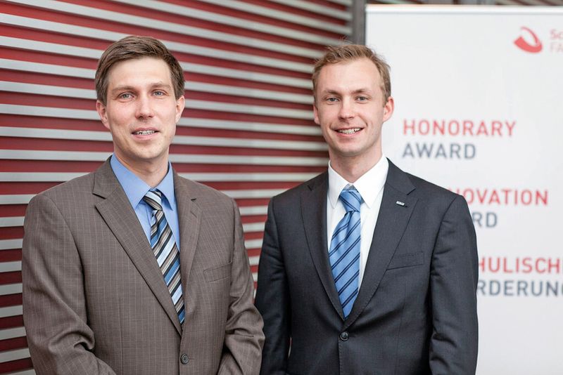 Die Preisträger Dr.-Ing. Alexander Weiß (links) vom Fraunhofer-Institut für Elektronische Nanosysteme ENAS in Chemnitz und Dr.-Ing. Oliver Suttmann vom Laser Zentrum Hannover e.V. (Bild: Schaeffler)