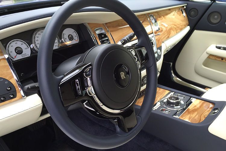 Rolls Royce hat dem Coupé alles an Assistenten und Elektronik verordnet, was Konzernmutter BMW zu bieten hat. Man fährt also up to date. Aber man muss sich davon nicht behelligen lassen. Ein Druck auf den vollmassiven Alu-Knopf und der Bildschirm verschwindet hinter Echtholz. Das Head-up-Display stört nicht weiter. (SP-X/Günter Weigel)