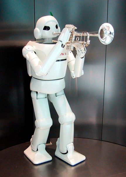  So ist der Toyota Walking die erste von fünf Versionen. Er bewegt sich bipedal fort und kann mit Instrumenten musizieren. Seine speziellen Lippen können sich so bewegen wie menschliche. Auch seine Finger bewegt er wie ein Mensch – beste Voraussetzungen, um Trompete spielen zu können. (Toyota Walking / Chris 73 / Wikimedia Commons / CC BY-SA 3.0)