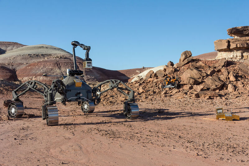 Die robotischen Systeme in der Testumgebung in Utah. (DFKI GmbH; Florian Cordes)