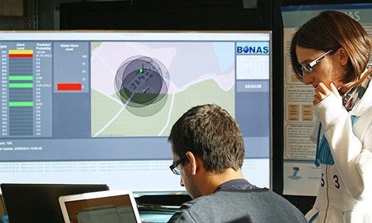 Auf dem Testgelände des FOI in Südschweden wird demonstriert, wie durch das Zusammenspiel der verschiedenen Sensoren die illegale Giftküche aufgespürt werden kann. (Bild: Swedish Defence Agency FO)