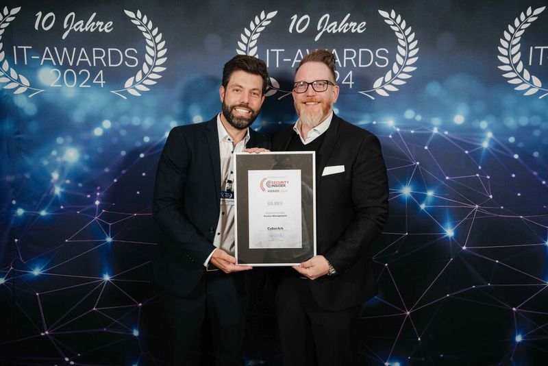 Konstantin Papanikolaou und Henning Dittmer von CyberArk mit ihrem Award. (Bild: Manuel Emme Fotografie)