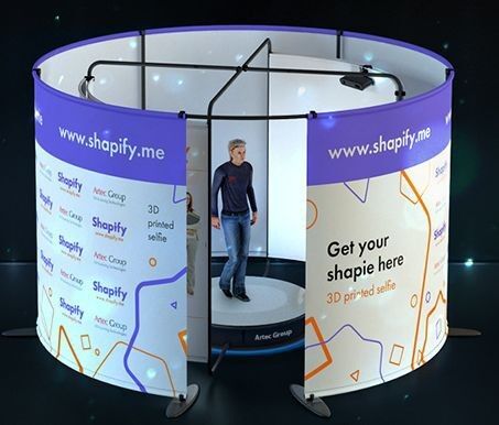 Die Person wird von einem Scanner der Firma Artec gescannt und anschließend als ein 3-D-Modell in Farbe gedruckt. (Artec)
