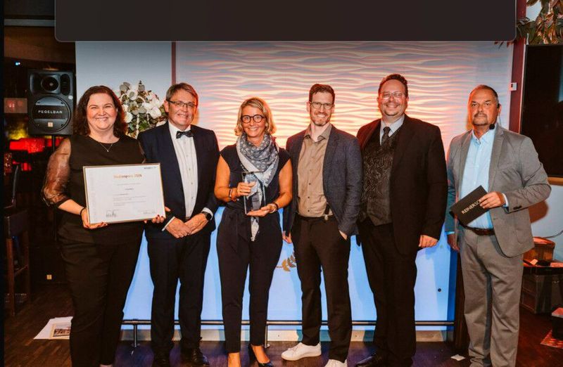 Medienpreis 2024 für IT-BUSINESS! Überreicht von Andreas Staiger, Tobias Kiefer, Robert Eichhorn und Thomas Peter (REINER SCT) (Bild: KAUFFMANN STUDIOS)