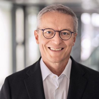 Bundesdigitalminister Dr. Karsten Wildberger ist laut seinem Ministerium davon überzeugt, dass Deutschland – auch in der Politik – schnell den produktiven und maßvollen Umgang mit KI lernen muss. (Bild: BMDS/Woithe)