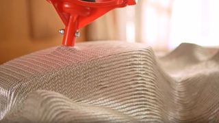 Thinking September: Die Gustav Gerster GmbH & Co. KG vereint in einem neuen Hybridtextil Verstärkungsfaser und Kunststoffmatrix in einem Gewebe. Das spart komplette Prozessschritte. (Gustav Gerster)