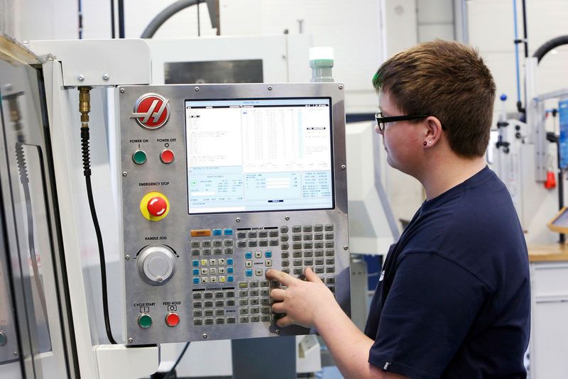 Der Kompetenzführer für Spanntechnik und Greifsysteme Schunk ermöglicht behinderten Berufseinsteigern seit Jahren eine echte Teilhabe am Arbeitsleben. (Bild: Schunk)