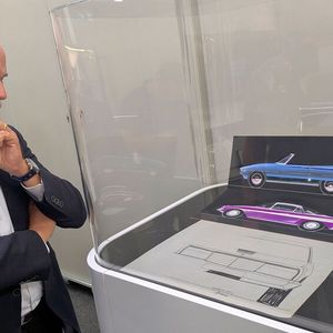 Armin G. Gröger, Leitung Konzernarchiv Mercedes-Benz Heritage GmbH, ist zu Recht stolz auf den jüngsten Neuzugang in „seinem“ Archiv. Die Tochter Bruno Saccos hat unlängst zahlreiche Gegenstände aus dem Nachlass ihres Vaters an seinen langjährigen Arbeitegeber übergeben. (Bild:  Dominsky – VCG)