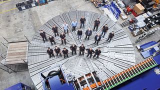 Im Aufbau befindet sich eine Gantry-Portalfräsmaschine, die das kraftvolle Drehen, Fräsen und Bohren selbst von sehr gros­sen Bauteilen aus hochfesten geschweissten Stahl- und Gusskonstruktionen ermöglicht. (Bild: Starrag / Ralf Baumgarten)