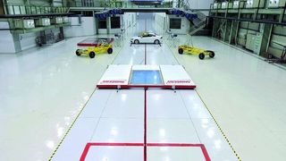 Die Crashtestanlage von Protech mit der 136 m langen MicroTrack-Schienenanlage (Messring)