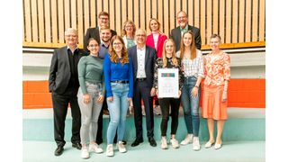 Die jungen Frauen überzeugten mit ihrer Idee rund um die Entstehung der Energiekrise und möglichen Lösungswegen die Jury am meisten. (Bild: Arbeitgeberverband HessenChemie)