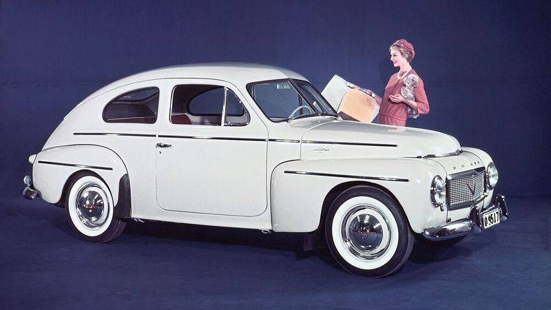 Der PV444L, gebaut von Januar 1957 bis August 1958, erhielt einen größeren Motor mit mehr Leistung. Der Motor hieß jetzt B16A, hatte 1,6 Liter Hubraum, weiterhin drei Kurbelwellenlager und leistete 60 DIN-PS bzw. 66 SAE-PS. Für die USA gab es den B16B-Motor mit Doppelvergaser, wo er 85 SAE-PS leistete.  (Volvo)